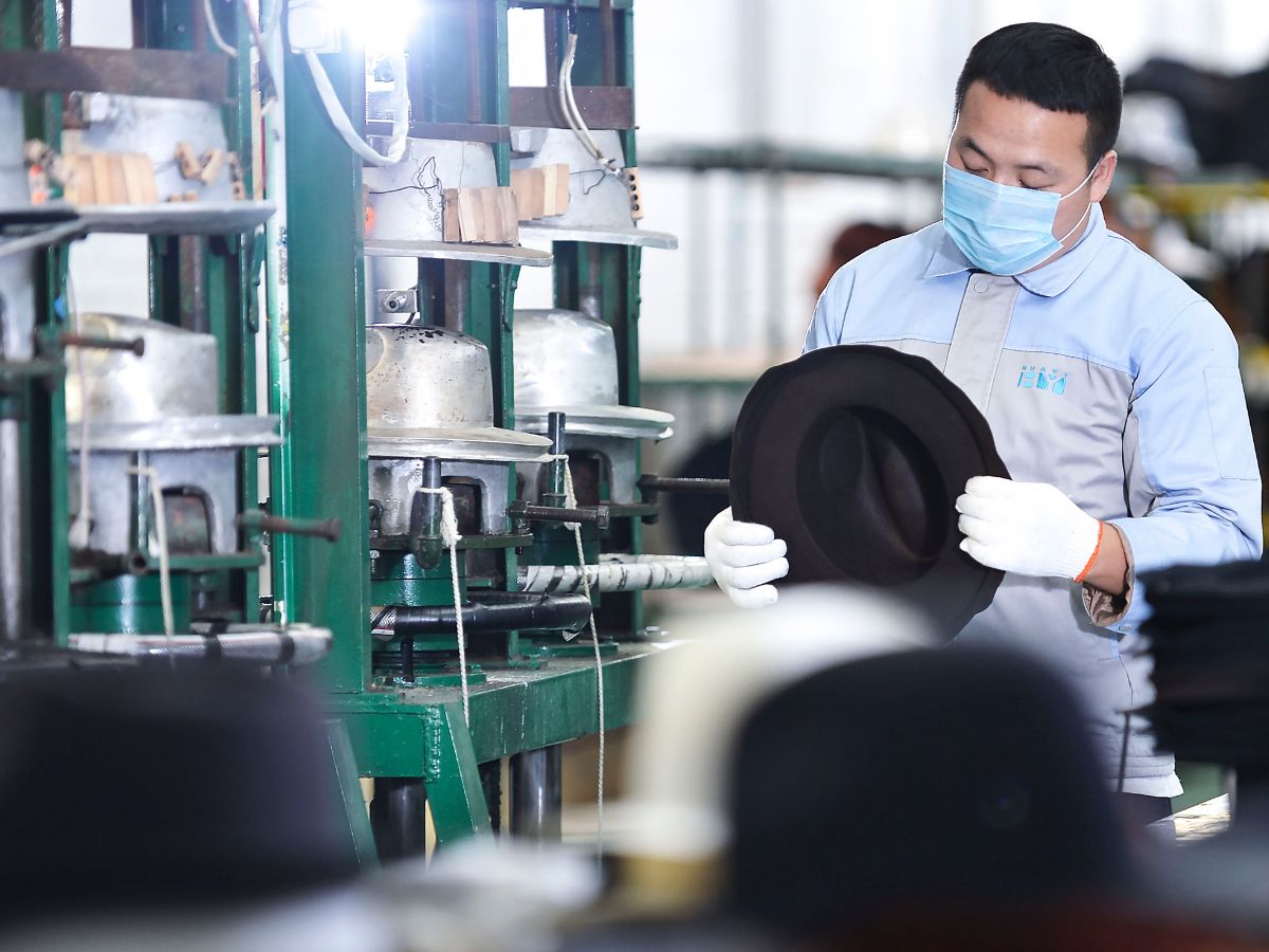 Felt hat body forming with controlled equipment