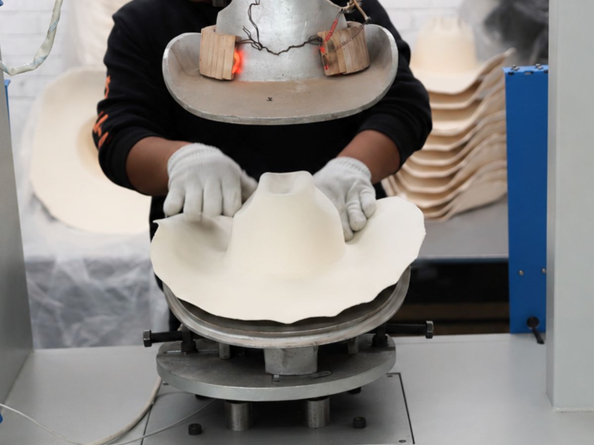 Felt hat body being formed in a controlled production process